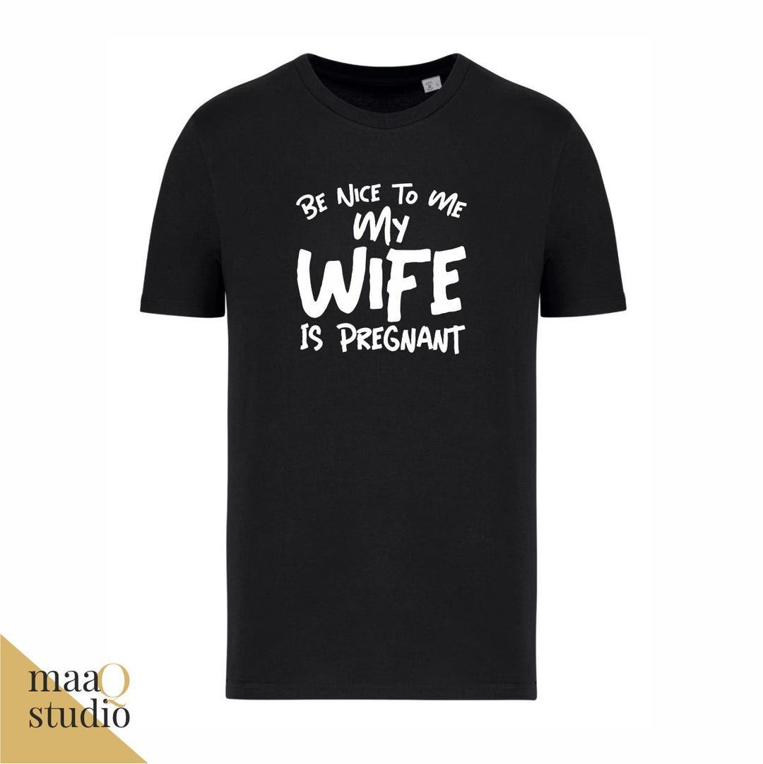 Zwart zwangerschap shirt met witte tekst Be nice to me my wife is pregnant.