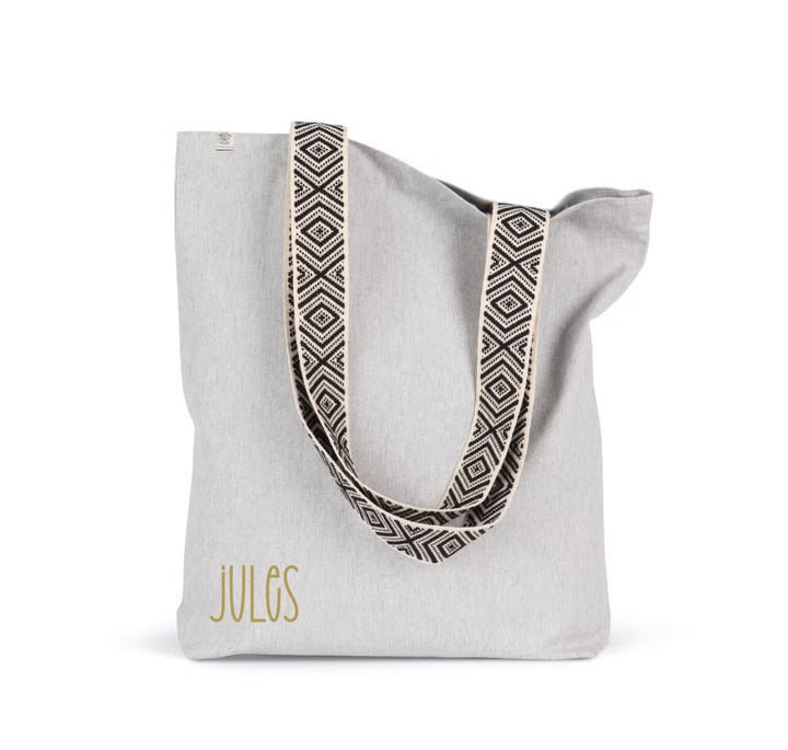 Shopper met naam JULES in goudkleurige opdruk op grijze shopper met zwart-wit patroonbanden