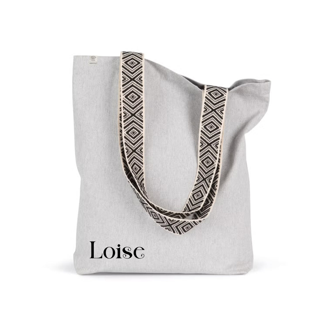 Grijze shopper met naam Loise in zwarte opdruk, duurzame gepersonaliseerde shopper met brede schouderbanden