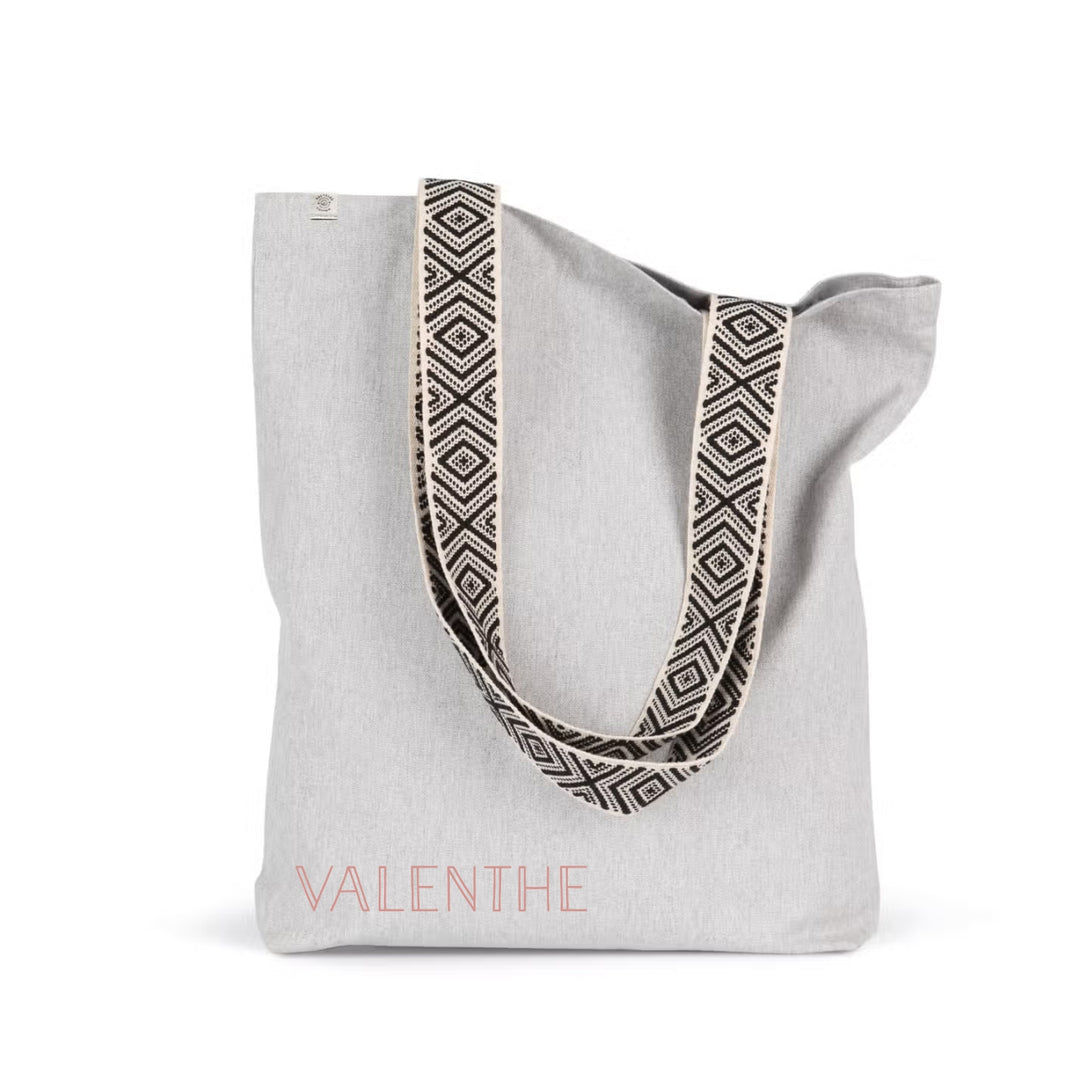 Shopper met naam VALENTHIE in roze outline, gepersonaliseerde grijze shopper met zwarte geometrische hengsels