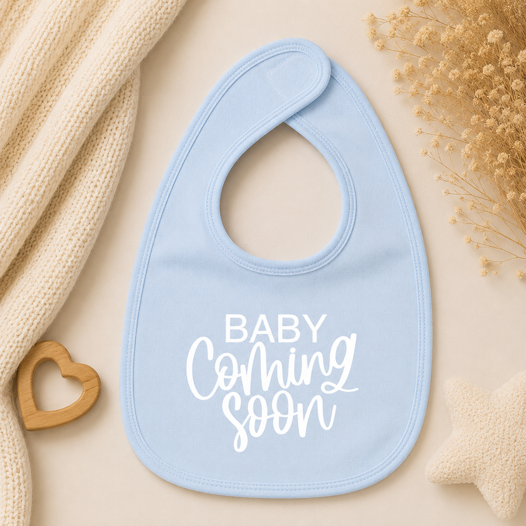 Babyblauw slabbetje met tekst “Baby coming soon”, zachte bandana slabbetje zwangerschapsaankondiging
