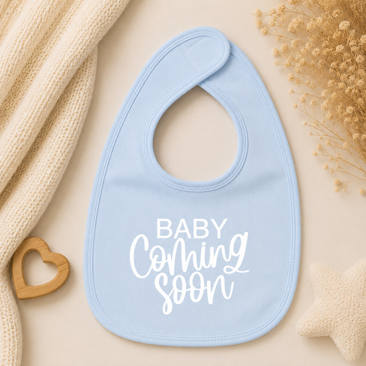 Babyblauw slabbetje met tekst “Baby coming soon”, zachte bandana slabbetje zwangerschapsaankondiging