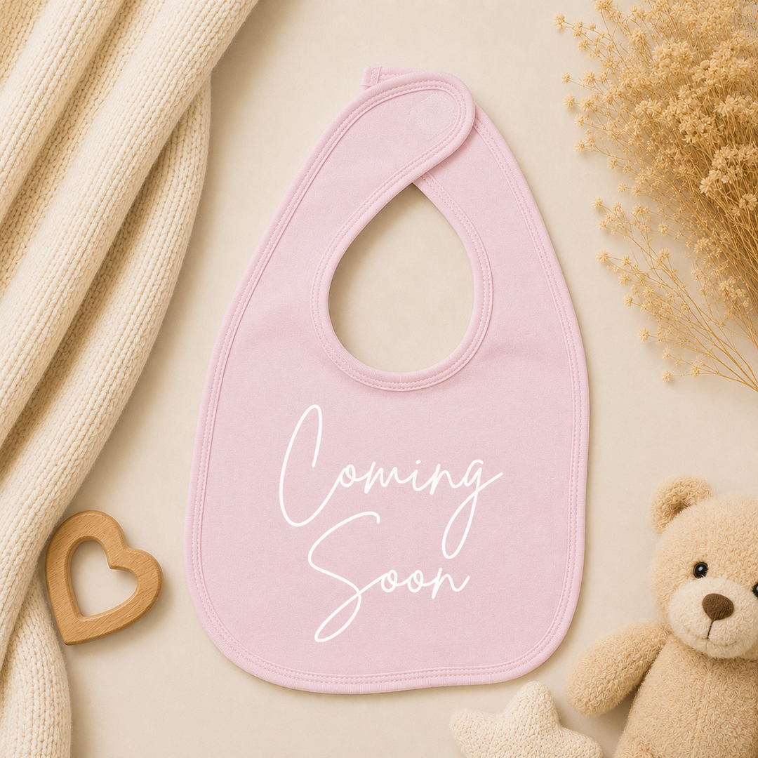 Roze baby slabbetje met “Coming soon”, leuke zwangerschapsaankondiging voor familie en vrienden
