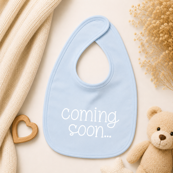 Babyblauw slabbetje met “coming soon…” als leuke zwangerschapsaankondiging voor opa en oma