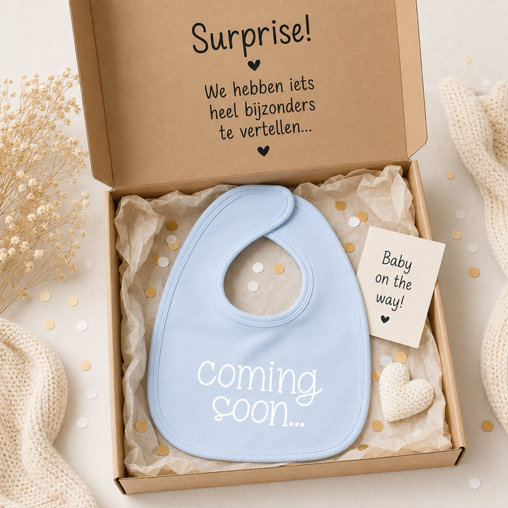 Cadeauset met slabbetje “coming soon…” als zwangerschap aankondigen cadeau voor (schoon)ouders