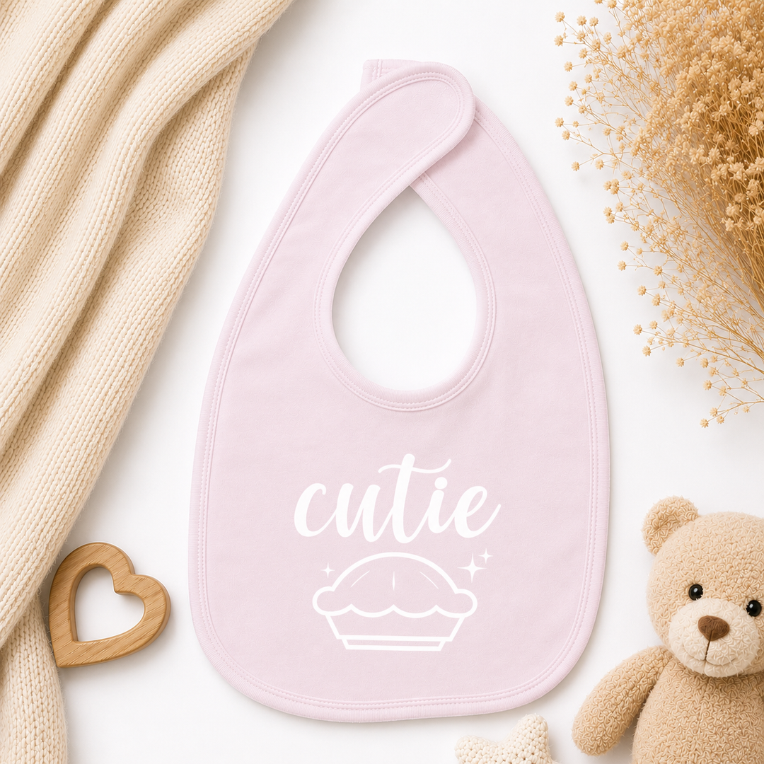 Babyroze slabbetje met tekst “cutie pie”, organic katoen, leuk voor baby 0-18 maanden en als cadeaumoment