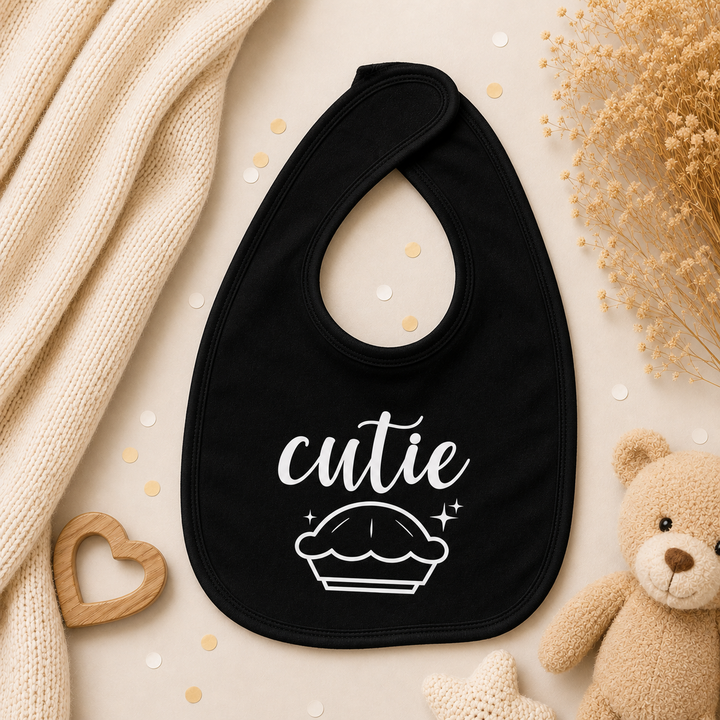 Zwart slabbetje met tekst “cutie pie” van organic katoen, leuk als zwangerschapsaankondiging of kraamcadeau