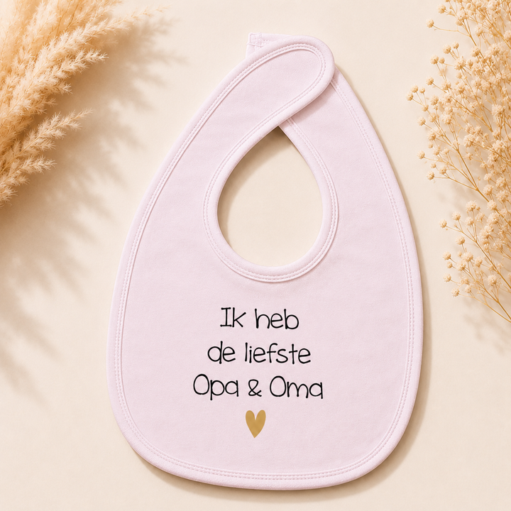 Roze baby slabbetje met tekst ‘Ik heb de liefste Opa & Oma’, lief cadeau voor opa en oma