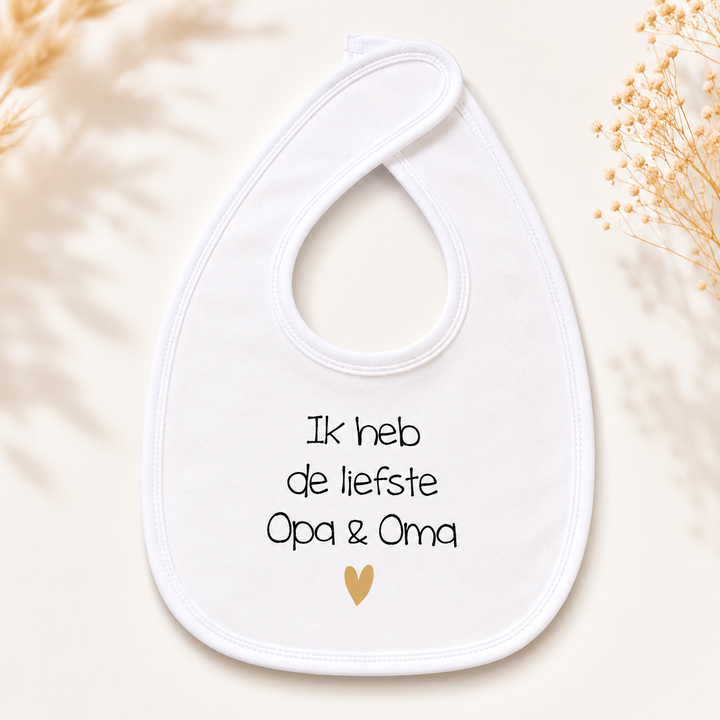 Wit baby slabbetje met tekst ‘Ik heb de liefste Opa & Oma’, leuke zwangerschapsaankondiging opa en oma