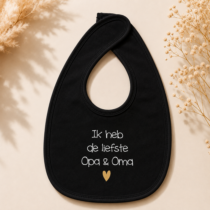 Zwart baby slabbetje met tekst ‘Ik heb de liefste Opa & Oma’, origineel cadeau voor opa en oma