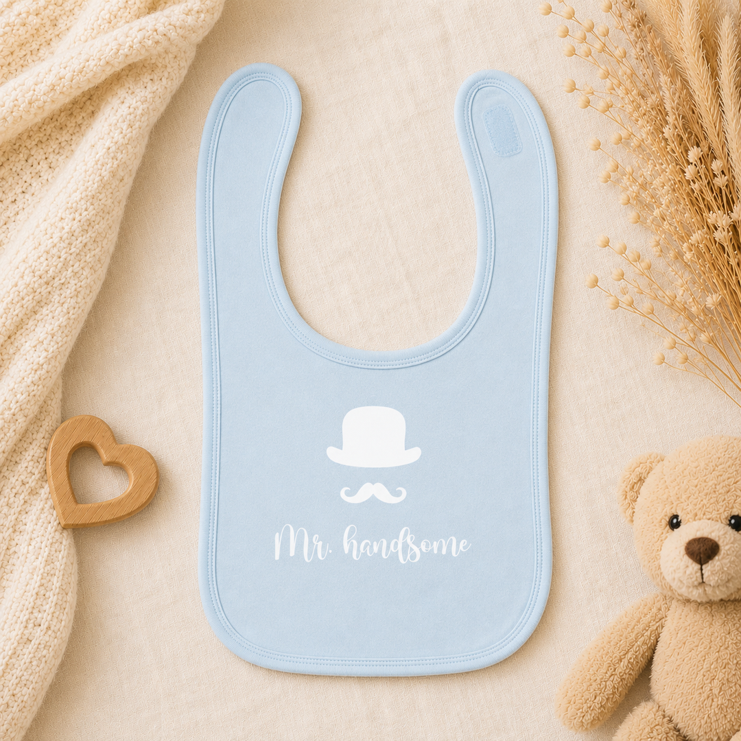 Blauw baby slabbetje met tekst “Mr. handsome”, organic katoen slabbetje met stevige afwerking