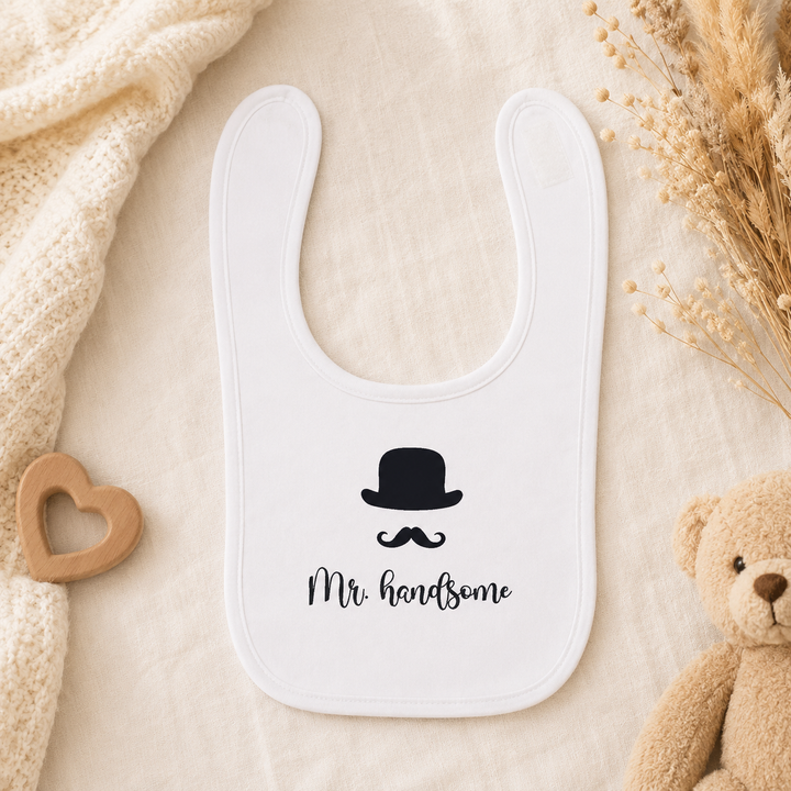 Wit bandana slabbetje met tekst “Mr. handsome”, zacht baby slabbetje van organic katoen