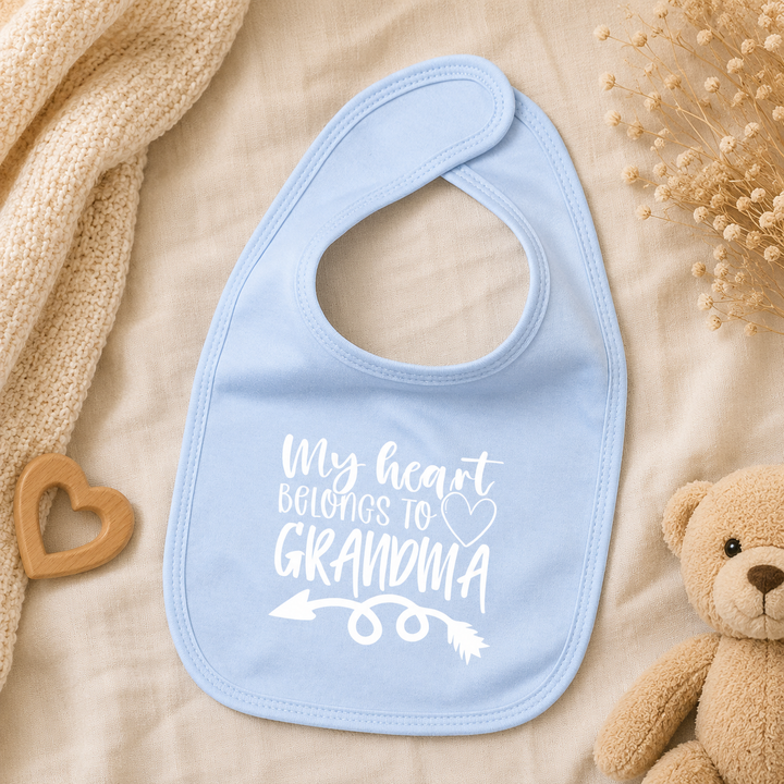 Blauw slabbetje met tekst “My heart belongs to grandma” – bandana slabbetje 0-18 maanden