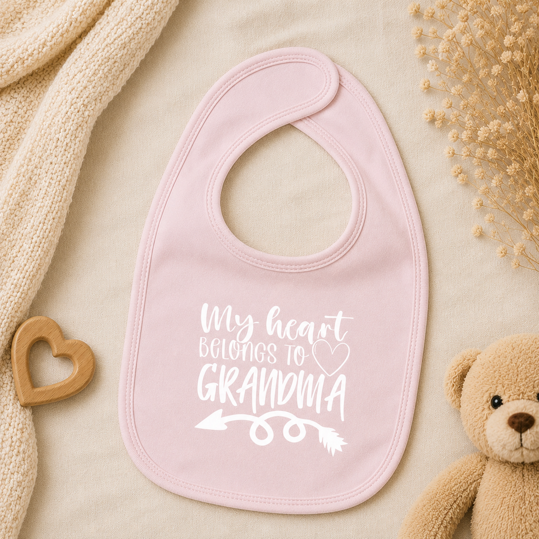 Roze baby slabbetje met tekst “My heart belongs to grandma” – slab met tekst als kraamcadeau