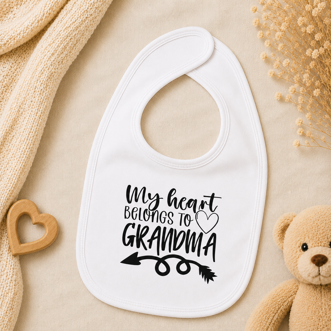 Wit slabbetje met tekst “My heart belongs to grandma” – zacht slabbetje met klittenbandsluiting