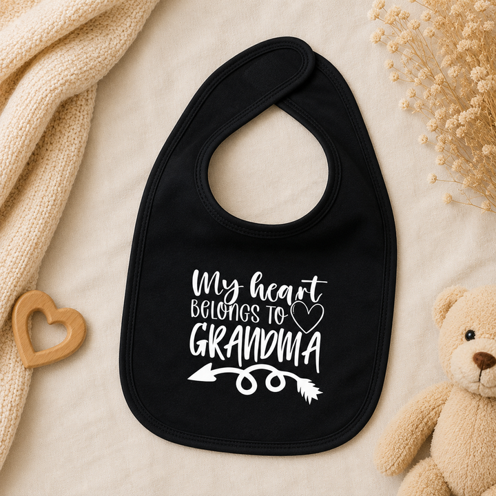 Zwart baby slabbetje met tekst “My heart belongs to grandma” – bandana slabbetje van biologisch katoen