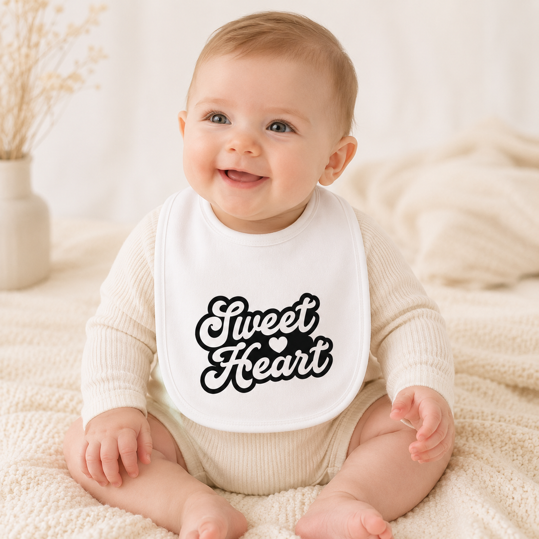 Baby draagt slabbetje met tekst “Sweet Heart”, ideaal als kraamcadeau of babyshower cadeau