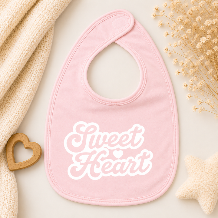 Roze slabbetje voor baby met tekst “Sweet Heart”, leuk kraamcadeau en zwangerschapsaankondiging