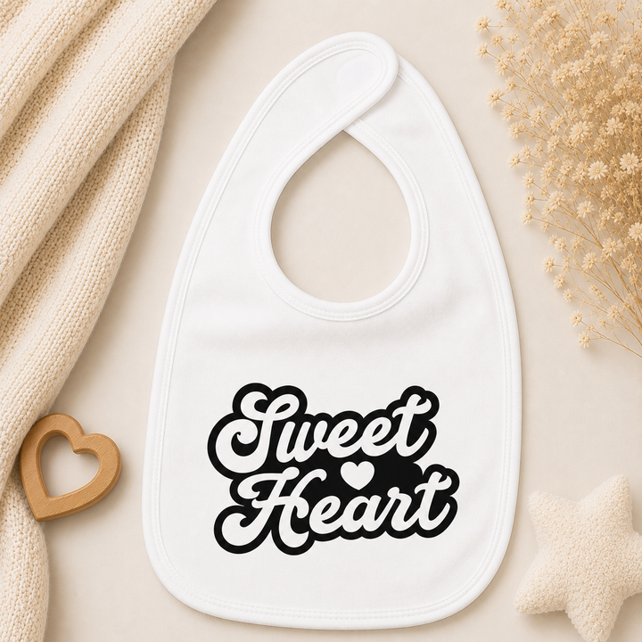 Wit baby slabbetje met opdruk “Sweet Heart”, zacht slabbetje met tekst voor 0–18 maanden