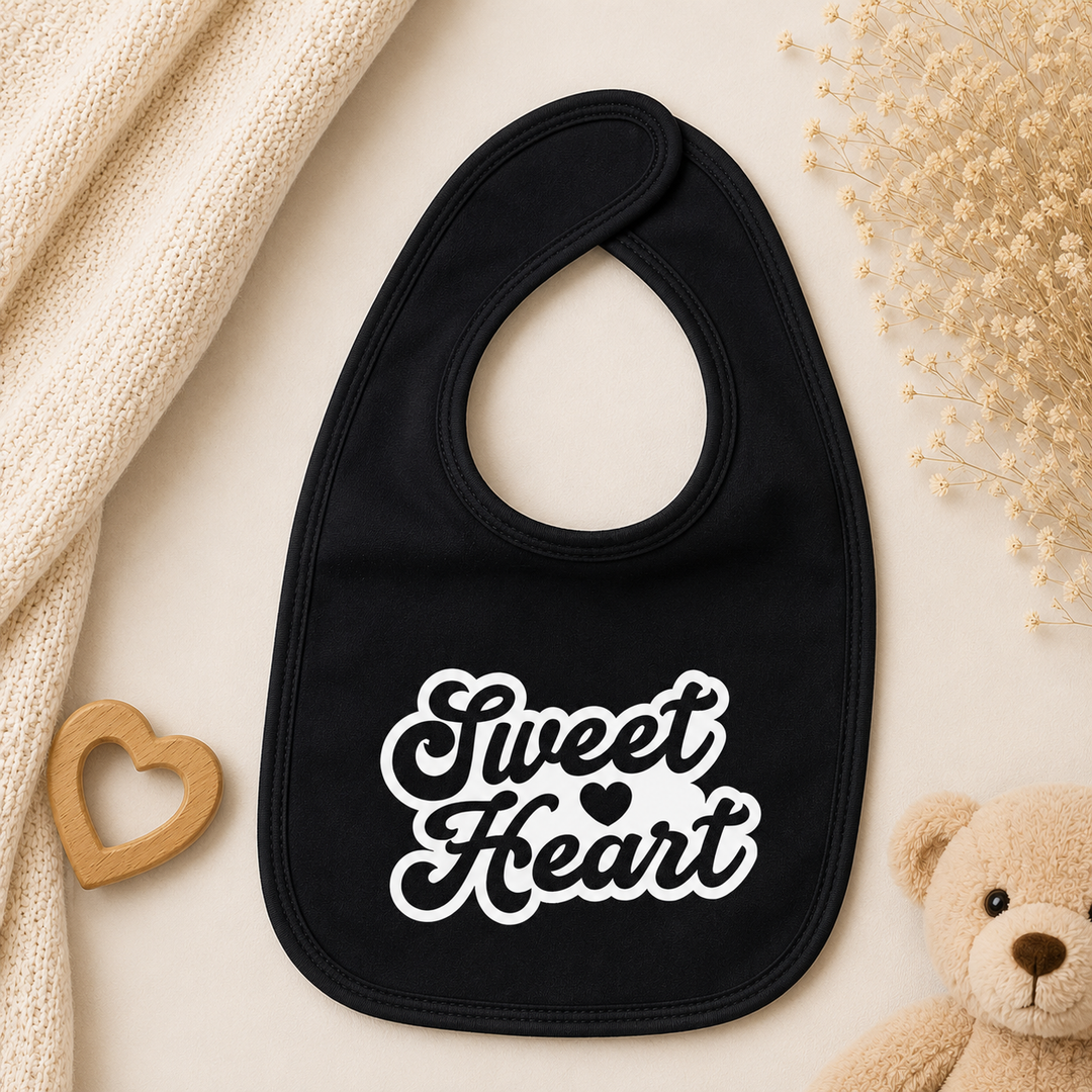 Zwart baby slabbetje met tekst “Sweet Heart”, gepersonaliseerde look, geschikt als kraamcadeau