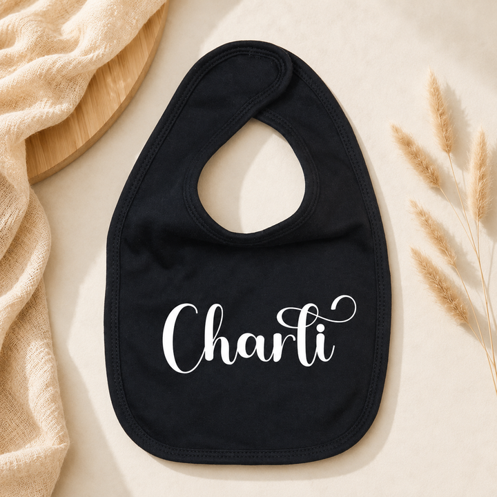 Zwart baby slabbetje met naam Charli in wit, gepersonaliseerd slabbetje met klittenbandsluiting