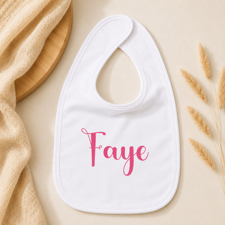 Wit baby slabbetje met naam Faye, gepersonaliseerd slabbetje van zacht katoen met klittenband