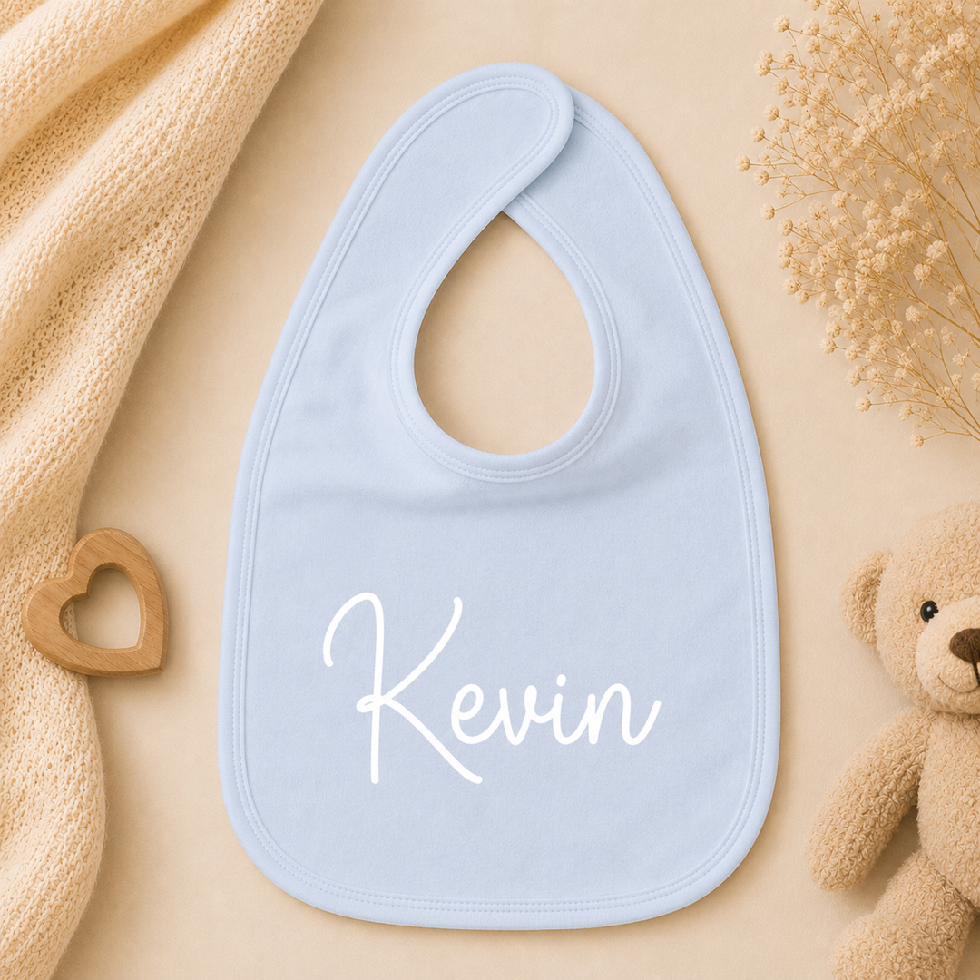 Babyblauw slabbetje met naam Kevin, gepersonaliseerd slabbetje met naam als kraamcadeau