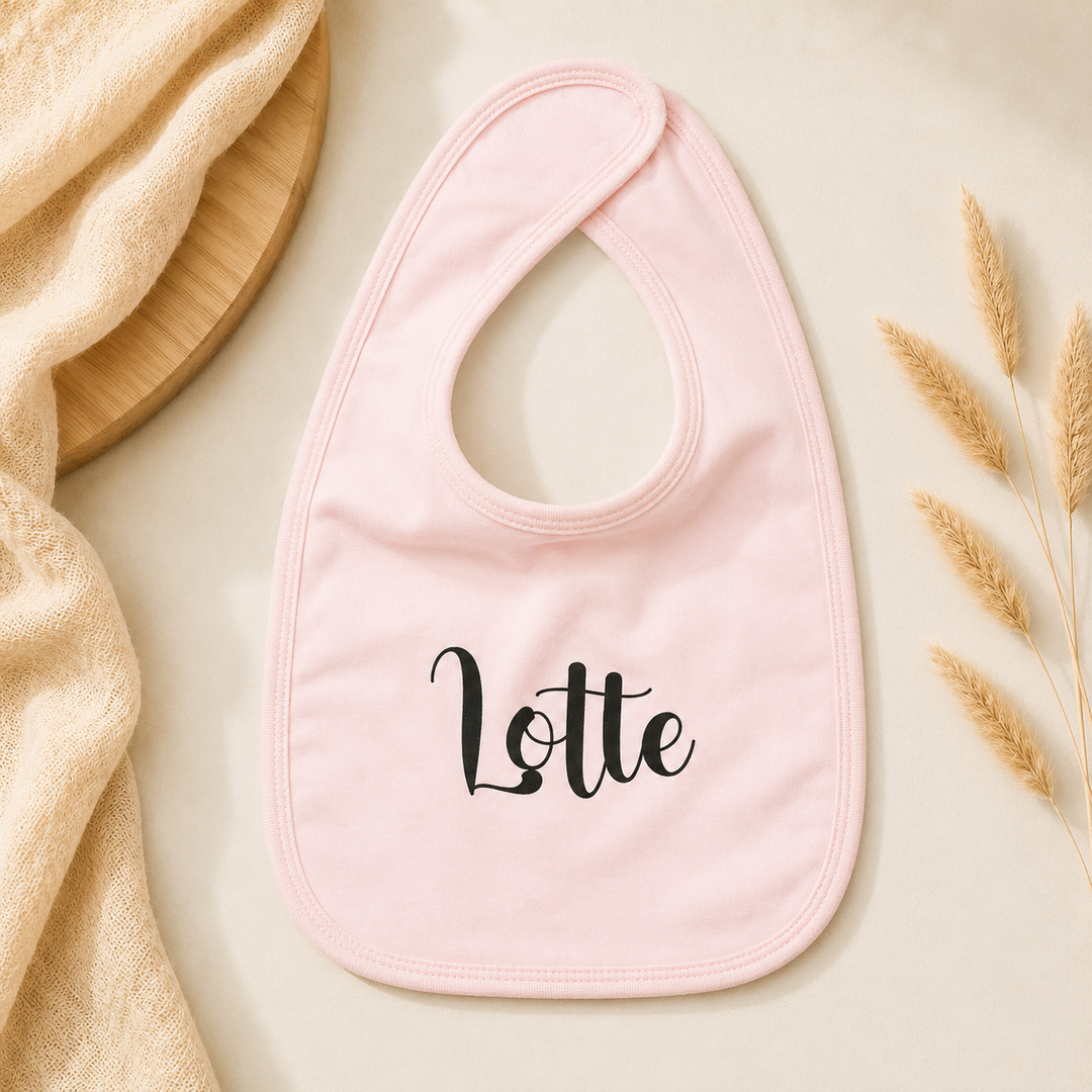 Roze gepersonaliseerd slabbetje met naam Lotte, baby slabbetje met klittenbandsluiting en zachte stof