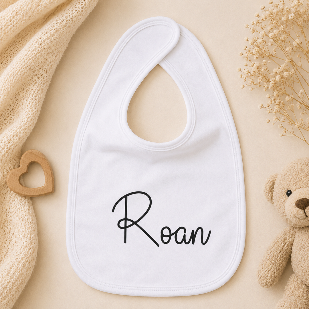 Wit slabbetje met naam Roan, persoonlijk baby slabbetje met naam en klittenbandsluiting