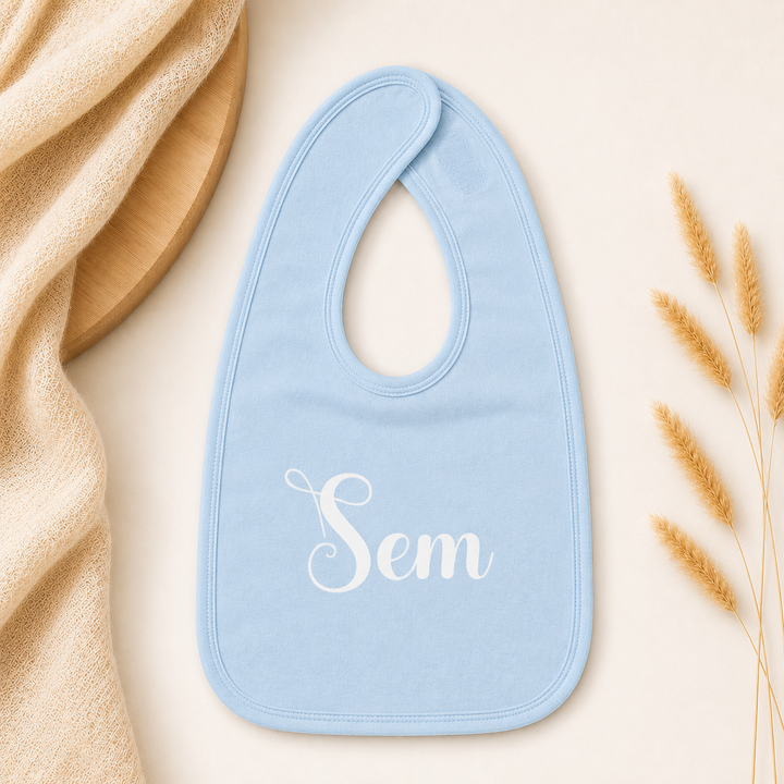 Babyblauw slabbetje met naam Sam in wit, gepersonaliseerd baby slabbetje met klittenband