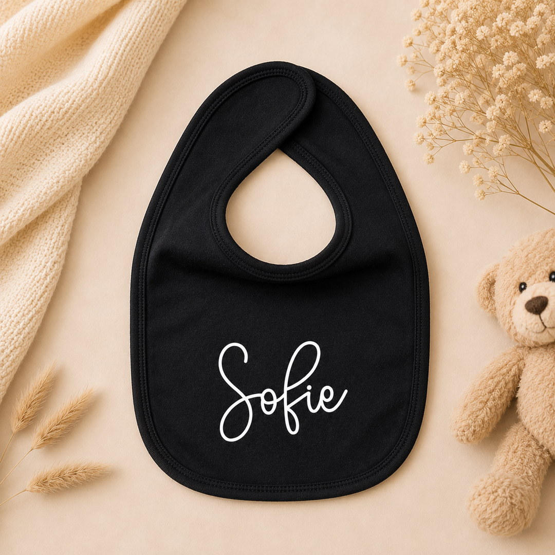 Zwart baby slabbetje met naam Sofie, gepersonaliseerd slabbetje met naam voor baby 0-18 maanden