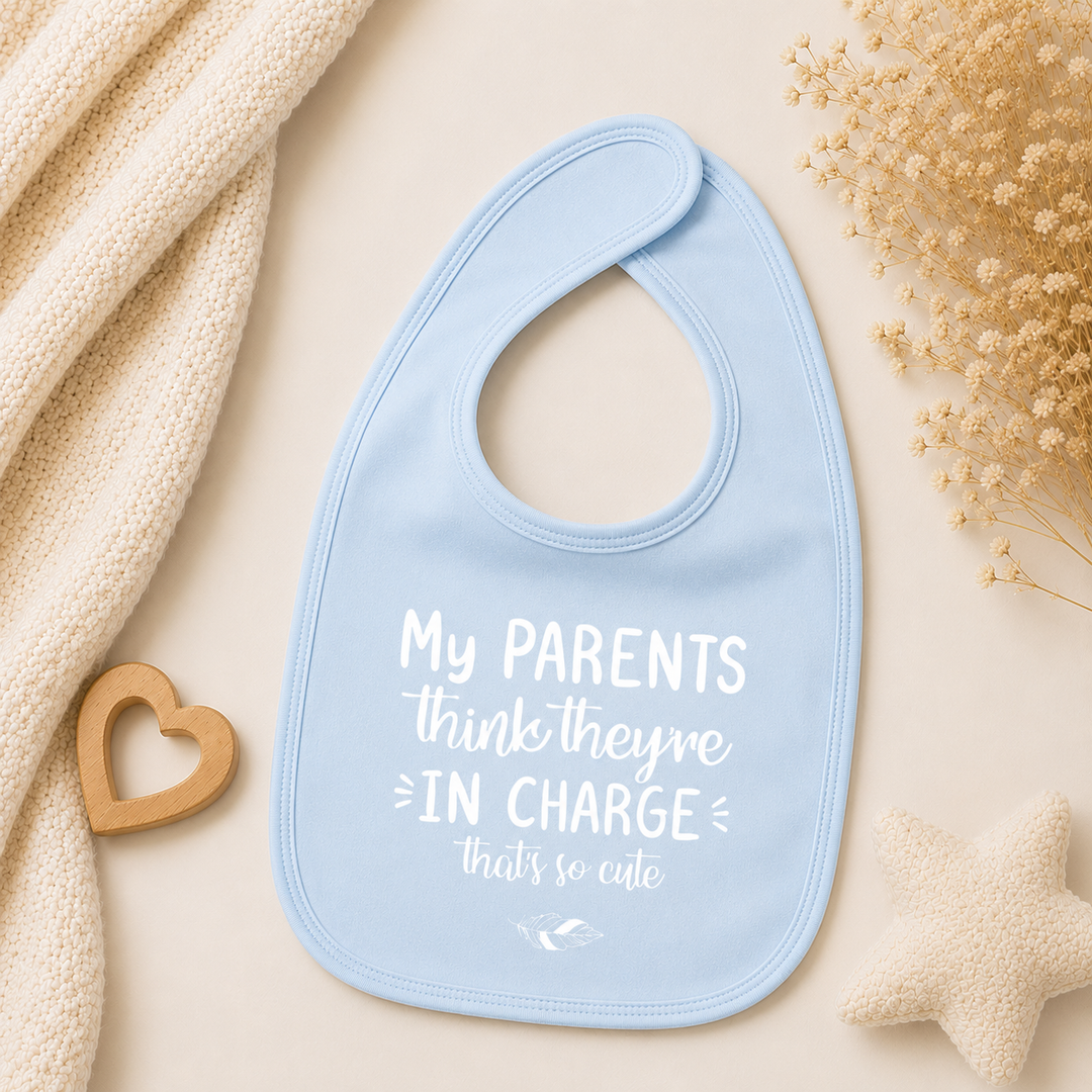 Baby blauw slabbetje met tekst “My parents think they’re in charge, that’s so cute” – grappig baby slabbetje met tekst