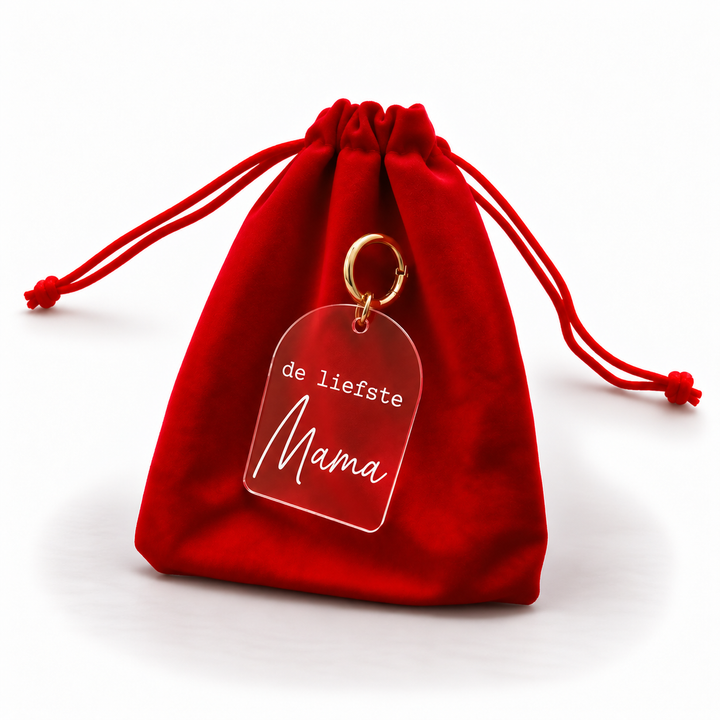 Persoonlijke sleutelhanger met tekst de liefste mama aan rood cadeauzakje.