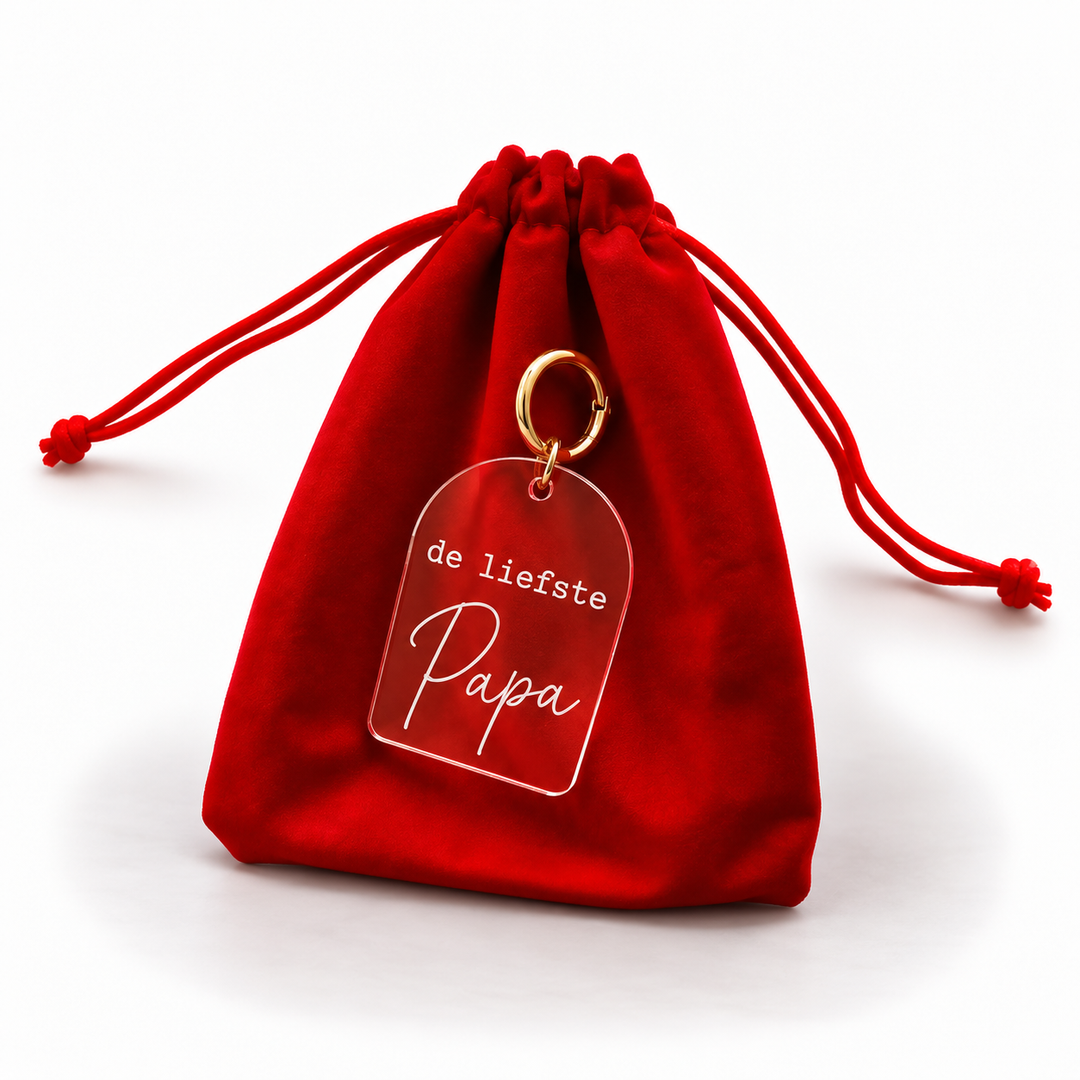 Persoonlijke sleutelhanger met tekst de liefste papa aan rood cadeauzakje.