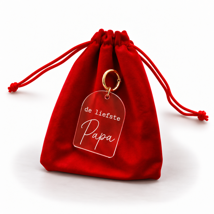 Persoonlijke sleutelhanger met tekst de liefste papa aan rood cadeauzakje.