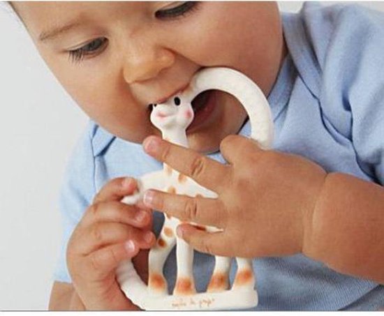 Baby kauwt op Sophie de giraf bijtring Very Soft om gevoelig tandvlees te