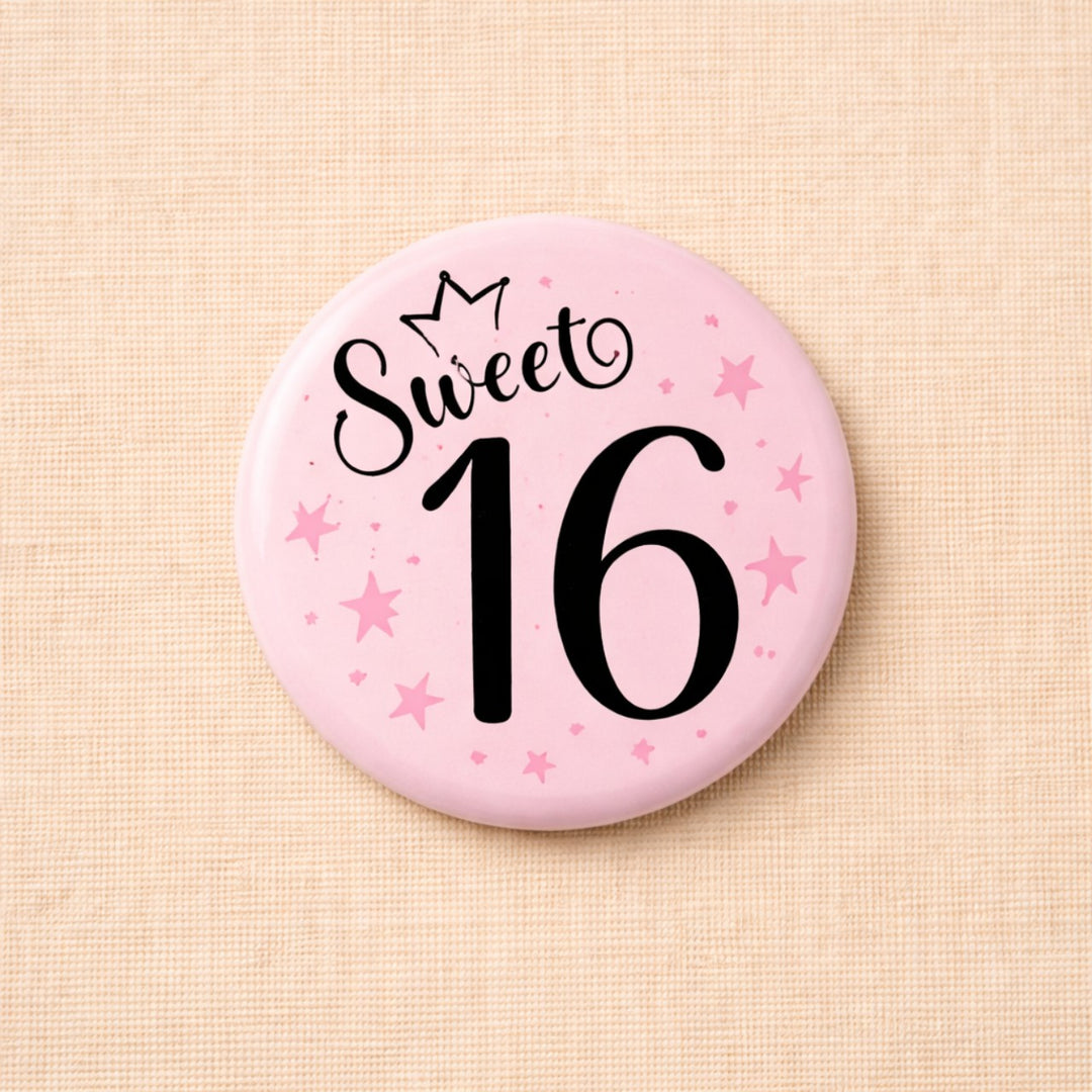 Ronde roze verjaardag button met de tekst “Sweet 16”, zwarte typografie en kleine sterretjes, geschikt als feestelijke button voor een 16e verjaardag.