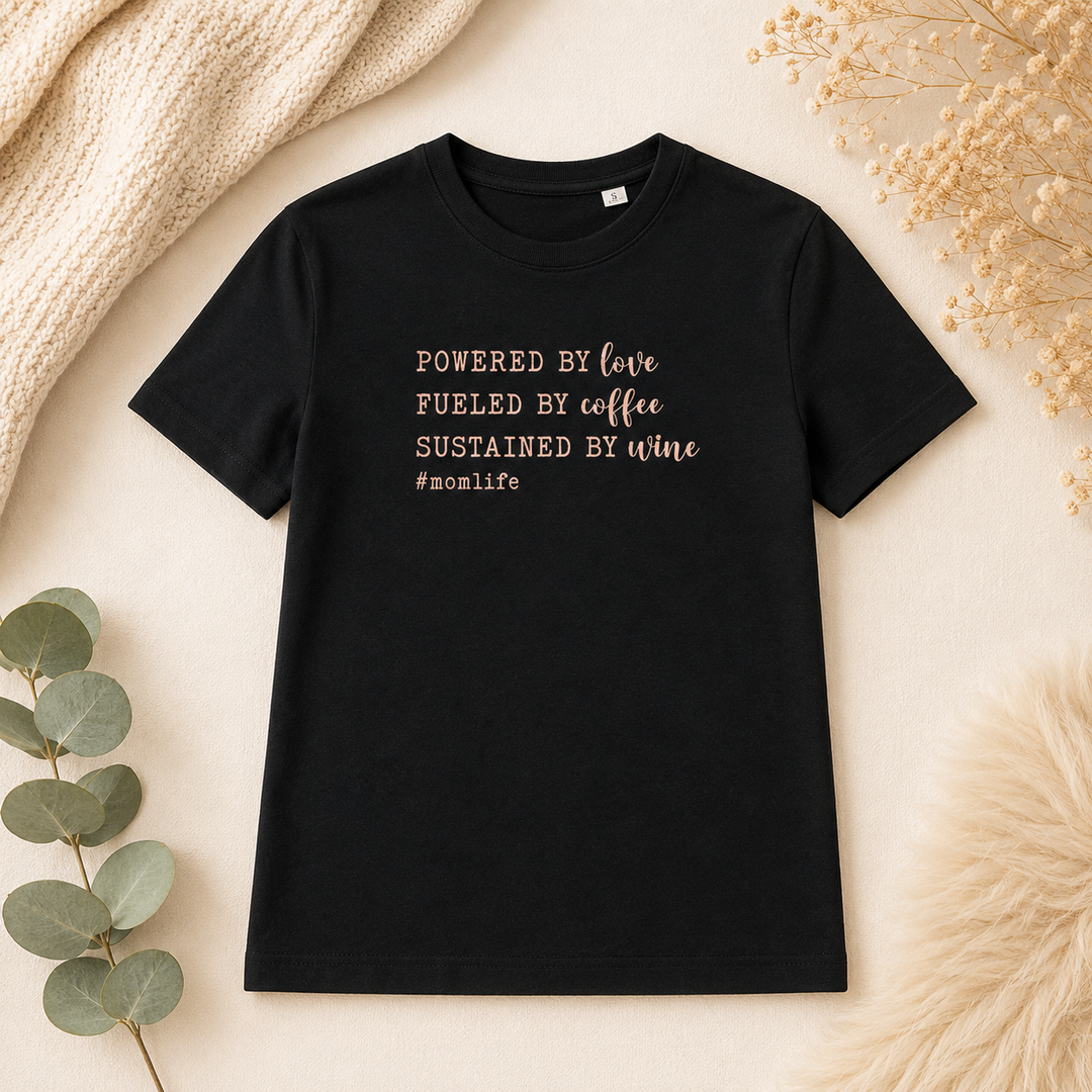 Zwart #Momlife T-shirt met tekst “Powered by Love, Fueled by Coffee, Sustained by Wine” – grappig cadeau voor mama