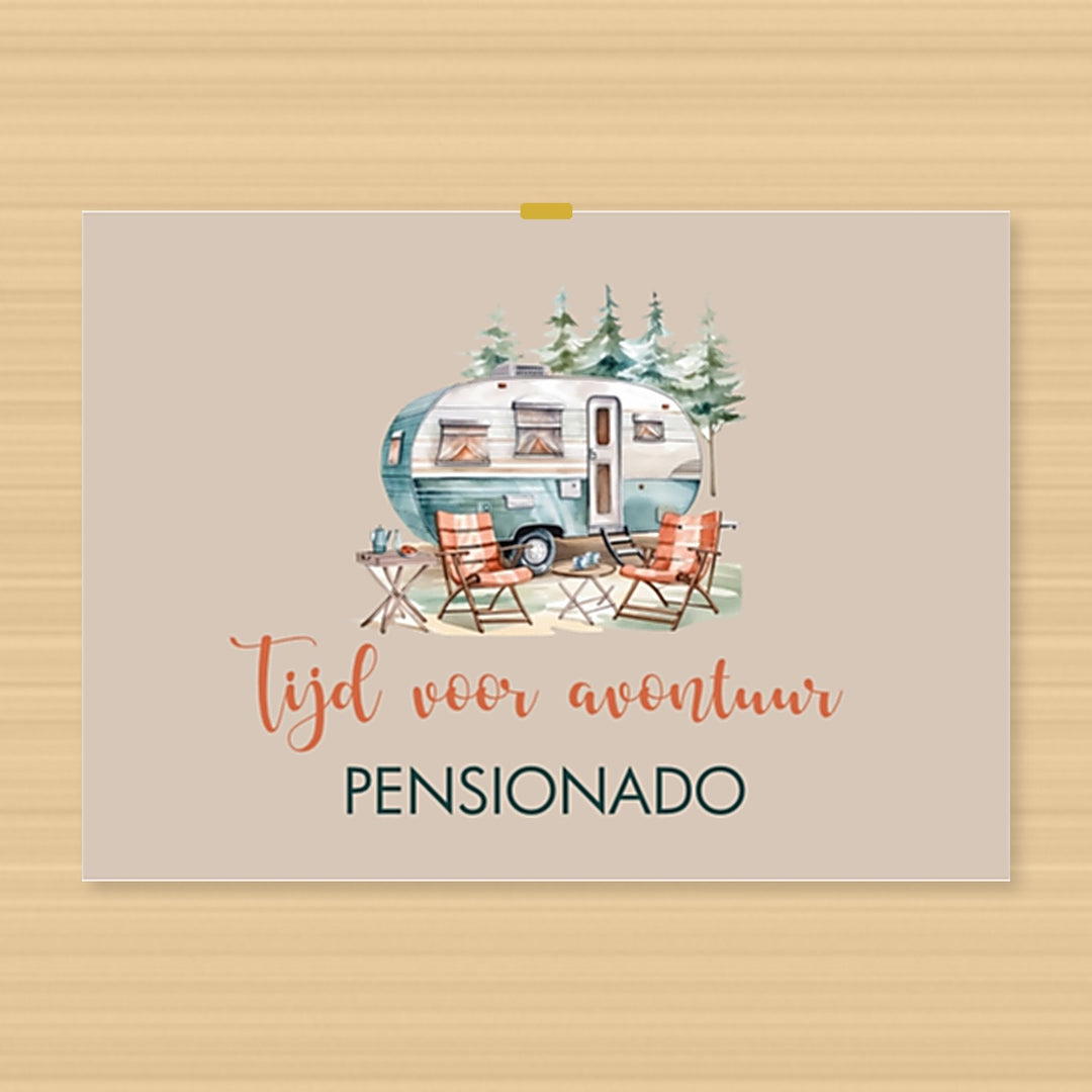 originele pensioenkaart voor man of vrouw met illustratie van caravan en de tekst ‘Tijd voor avontuur – Pensionado’