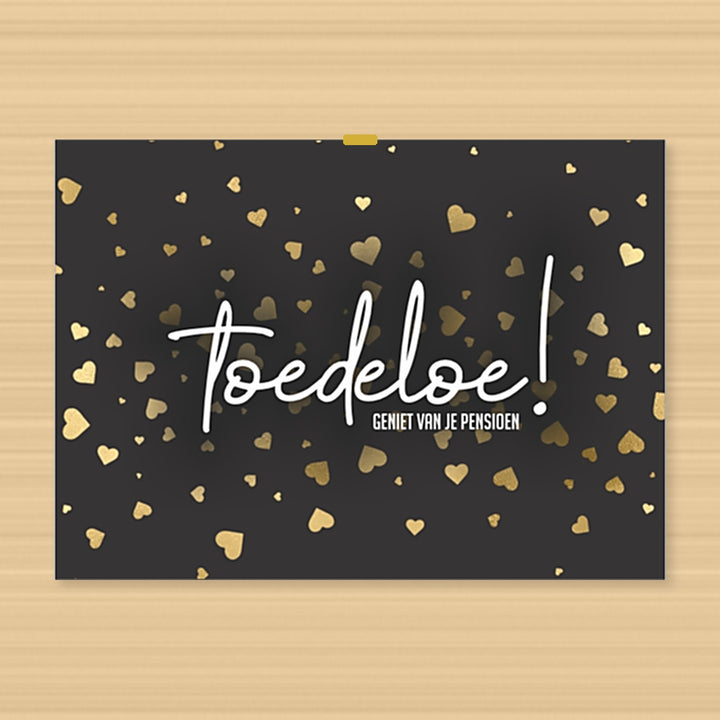 originele pensioenkaart collega met zwarte achtergrond, gouden hartjes en de tekst ‘Toedeloe! Geniet van je pensioen’