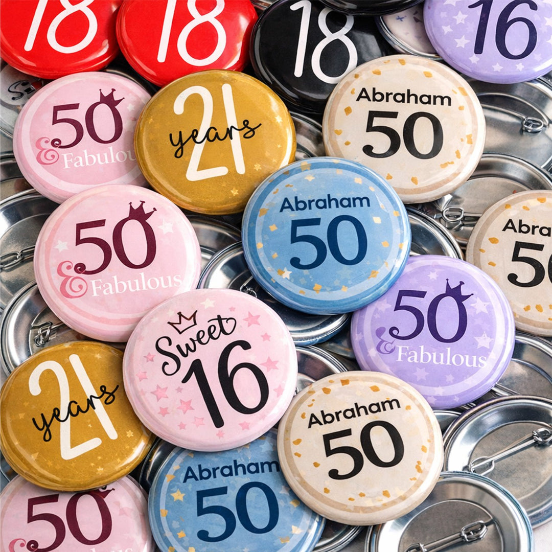 Overzicht van diverse verjaardag buttons met leeftijden zoals 16, 18, 21 en 50, in verschillende kleuren en stijlen, inclusief gepersonaliseerde naam-buttons.