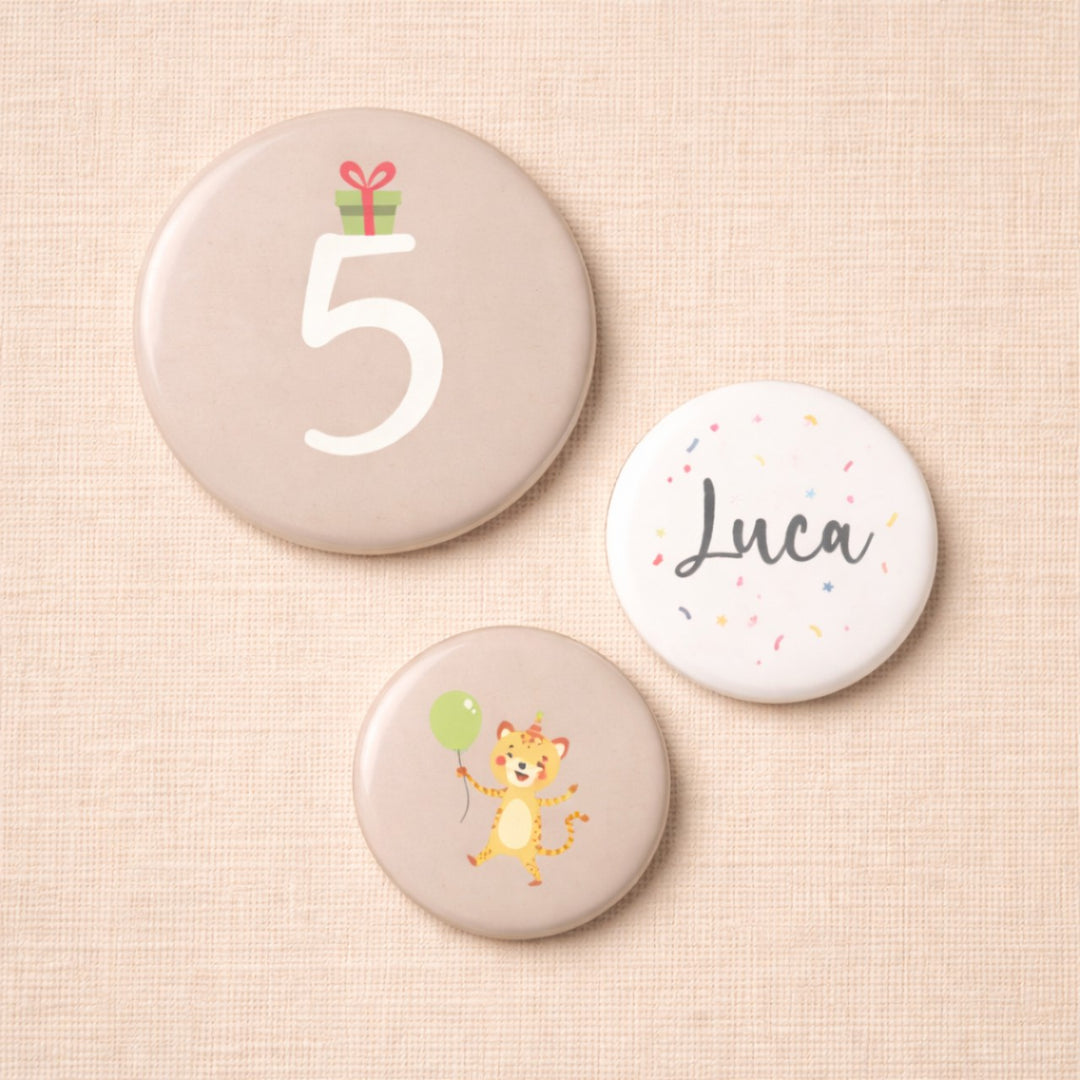 Set van drie gepersonaliseerde verjaardagsbuttons voor een 5e verjaardag met het getal 5, de naam Luca en een vrolijke tijgerillustratie, uitgevoerd in zachte neutrale tinten.