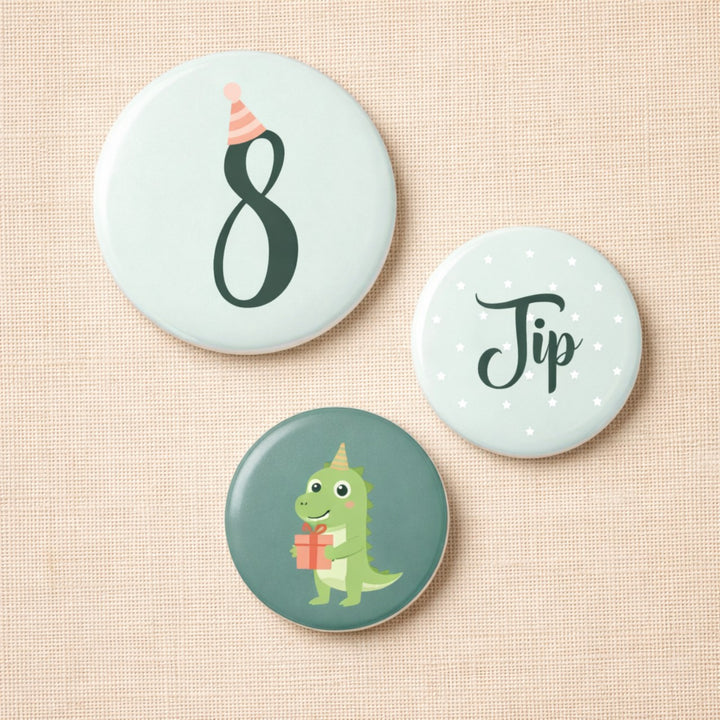 Set van drie gepersonaliseerde verjaardagsbuttons voor een jongen van 8 jaar met het getal 8, de naam Jip en een dinosaurus met cadeau, uitgevoerd in groen- en minttinten.