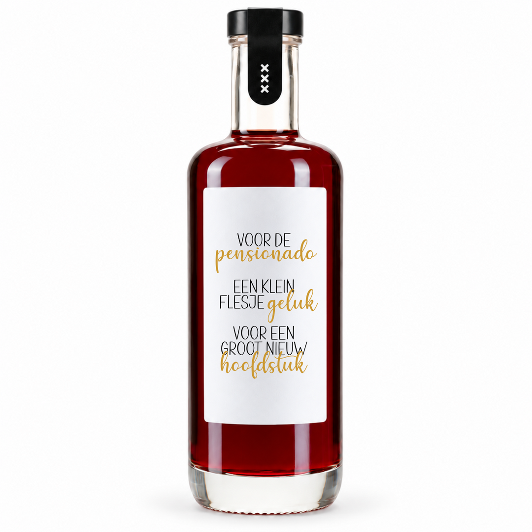 Fles als cadeau voor pensionado met tekst een klein flesje geluk voor een groot nieuw hoofdstuk