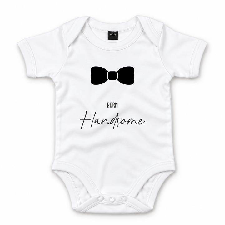 Witte baby romper met zwarte strik en Born Handsome tekst.