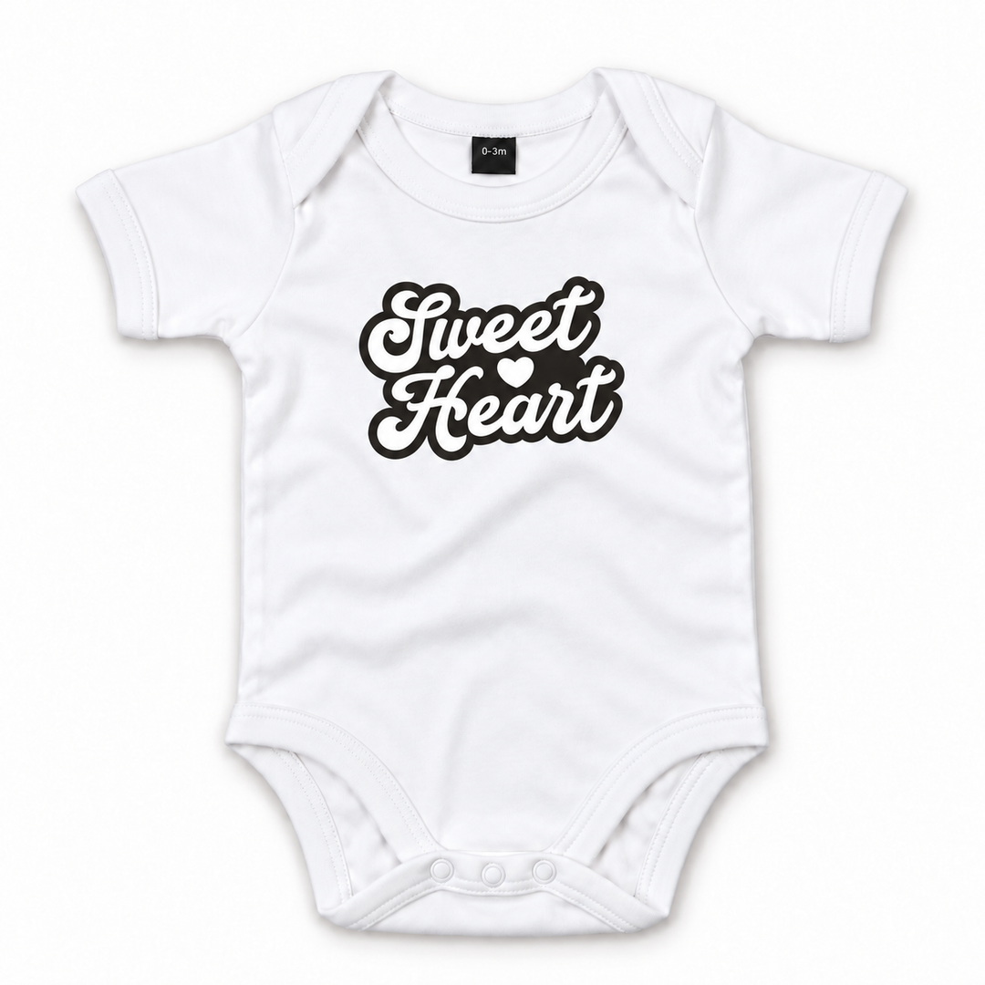 Witte baby romper met zwarte Sweet Heart tekst en hartje.