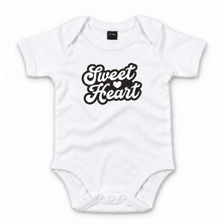 Witte baby romper met zwarte Sweet Heart tekst en hartje.