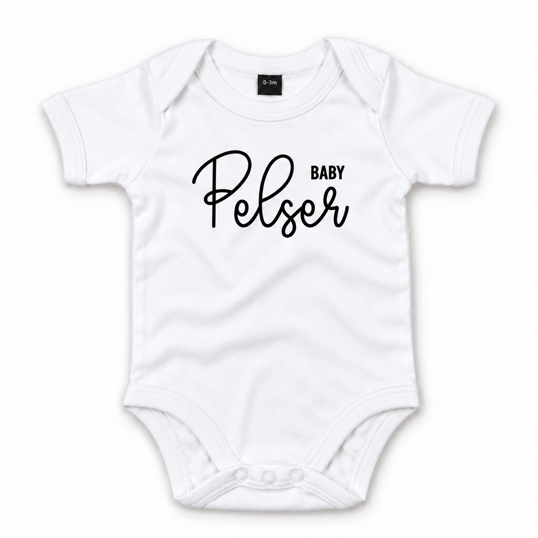 Witte gepersonaliseerde romper met naam op de voorkant.