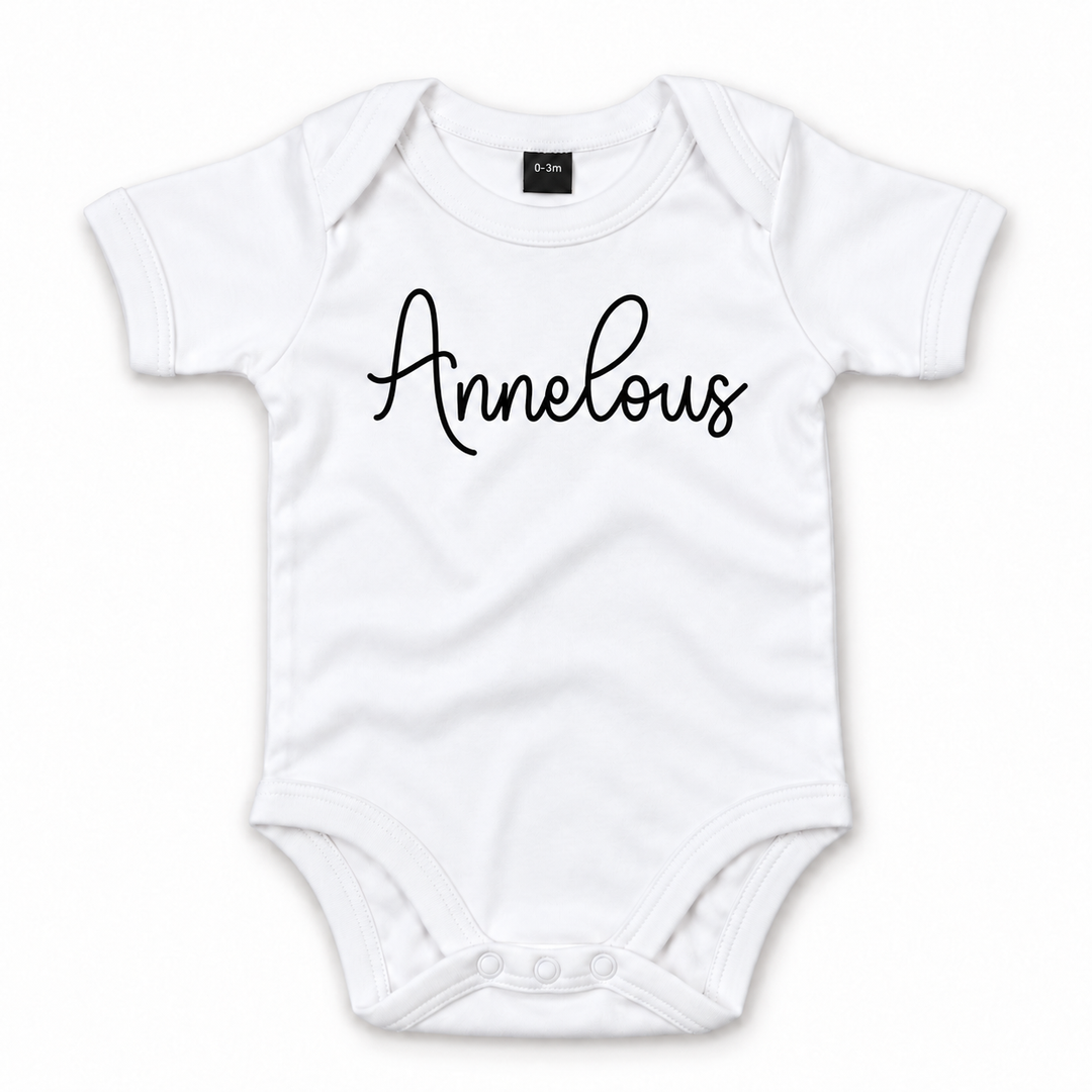 Witte baby romper met naam Annelous in zwart sierlijk schrift.