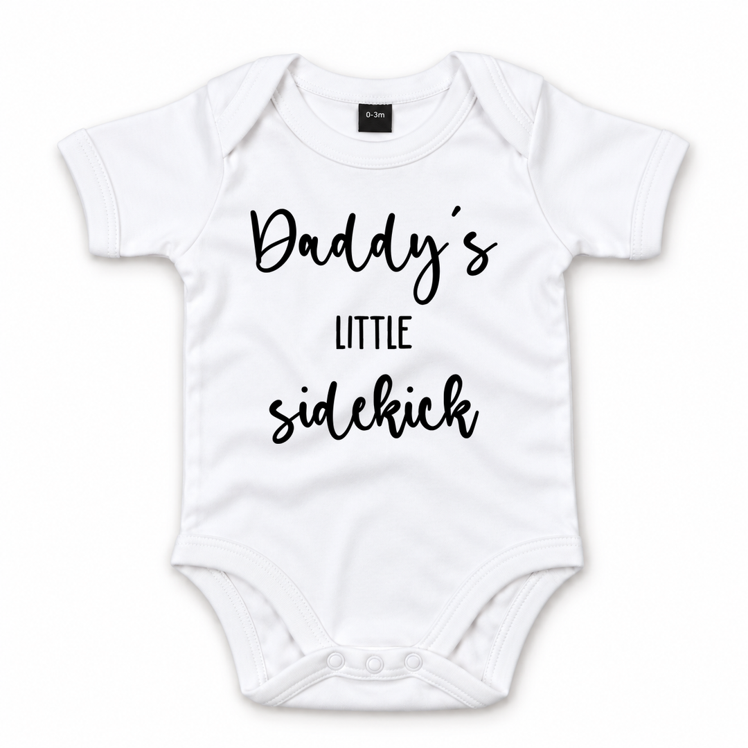 Witte baby romper met zwarte tekst Daddy’s Little Sidekick.